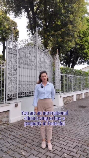In #fortedeimarmi access is built on trust. Owners here want to know who is coming to view their property. They don’t only ask about your budget. They want to know if you understand the culture of Forte dei Marmi. They want to see if you respect their property. In this market it is crucial to be introduced by the right people. Make sure you choose someone who understands the local culture and your international mindset. If you are interested in buying a property in Forte dei Marmi, fill in my private form for your personalized property search. Link in bio. #luxuryrealestateitaly #propertyfinderitaly #luxuryrealestate #offmarkethomes